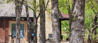 EAGLES NEST - CABIN W/ HOT TUB