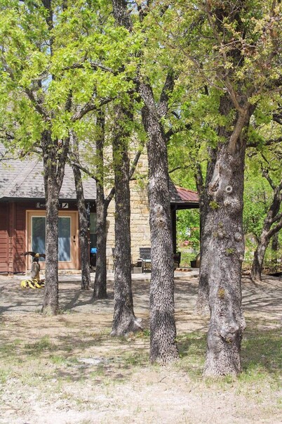 EAGLES NEST - CABIN W/ HOT TUB