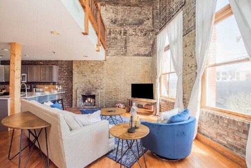 Lively Downtown Loft~Pet Friendly~2 Queen Beds