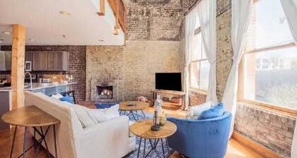 Lively Downtown Loft~Pet Friendly~2 Queen Beds