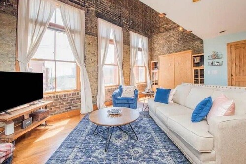 Lively Downtown Loft~Pet Friendly~2 Queen Beds
