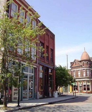 Exterior - Lively Downtown Loft~Pet Friendly~2 Queen Beds (Knoxville)