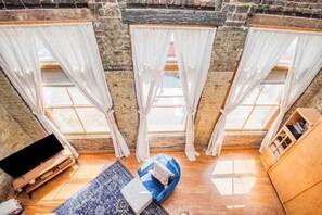 Smart-tv, eldstad och böcker