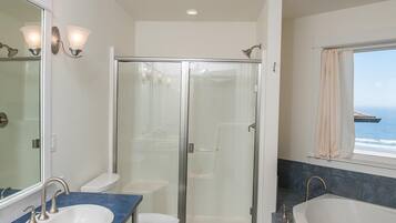 House, Multiple Beds (The Lighthouse) | Bathroom