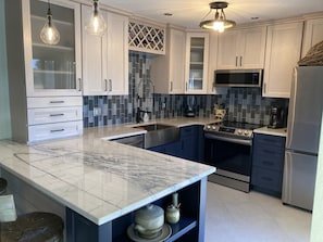 Frigorifero, microonde, forno, piano cottura