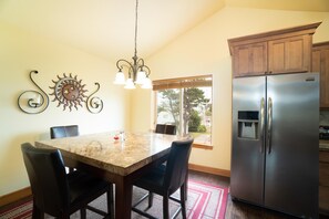 Townhome, Multiple Beds (The White Turtle) | Private kitchen - The White Turtle (Lincoln City)