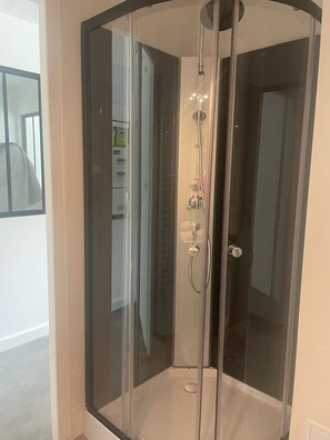 Dusche, Haartrockner, Handtücher, Seife