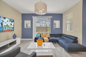 House (4 Bedrooms) | Living room | TV - 600 Pebble Beach Drive (Davenport)