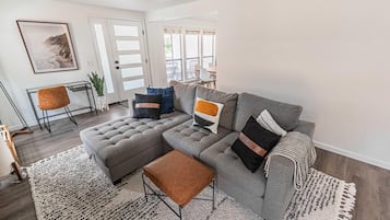 House, Multiple Beds (Cozy Cove Cottage) | Living room