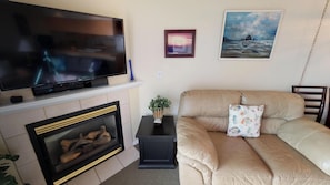 Apartment, Mehrere Betten (Waters Edge 308) | Wohnzimmer