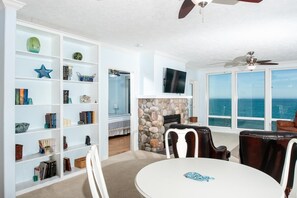 Living room - Whale Crossing (Depoe Bay)