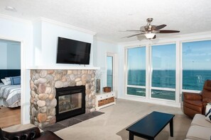 Living room - Whale Crossing (Depoe Bay)