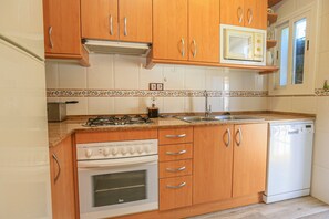 Geladeira, micro-ondas, fogão, lava-louças