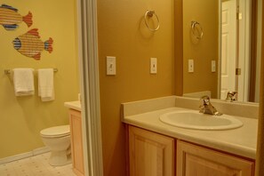 Appart'hôtel, 1 très grand lit et 1 canapé-lit (Waters Edge 312) | Salle de bain