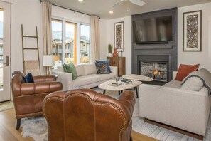 Fernseher, Kamin, Arbeitsbereiche