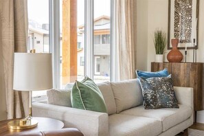 Fernseher, Kamin, Arbeitsbereiche