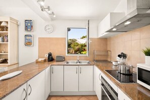 Kühlschrank, Mikrowelle, Ofen, Wasserkocher mit Kaffee-/Teezubehör