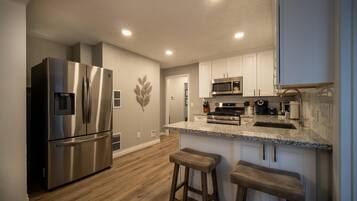 House, 2 Queen Beds (Just Beachy) | Private kitchen
