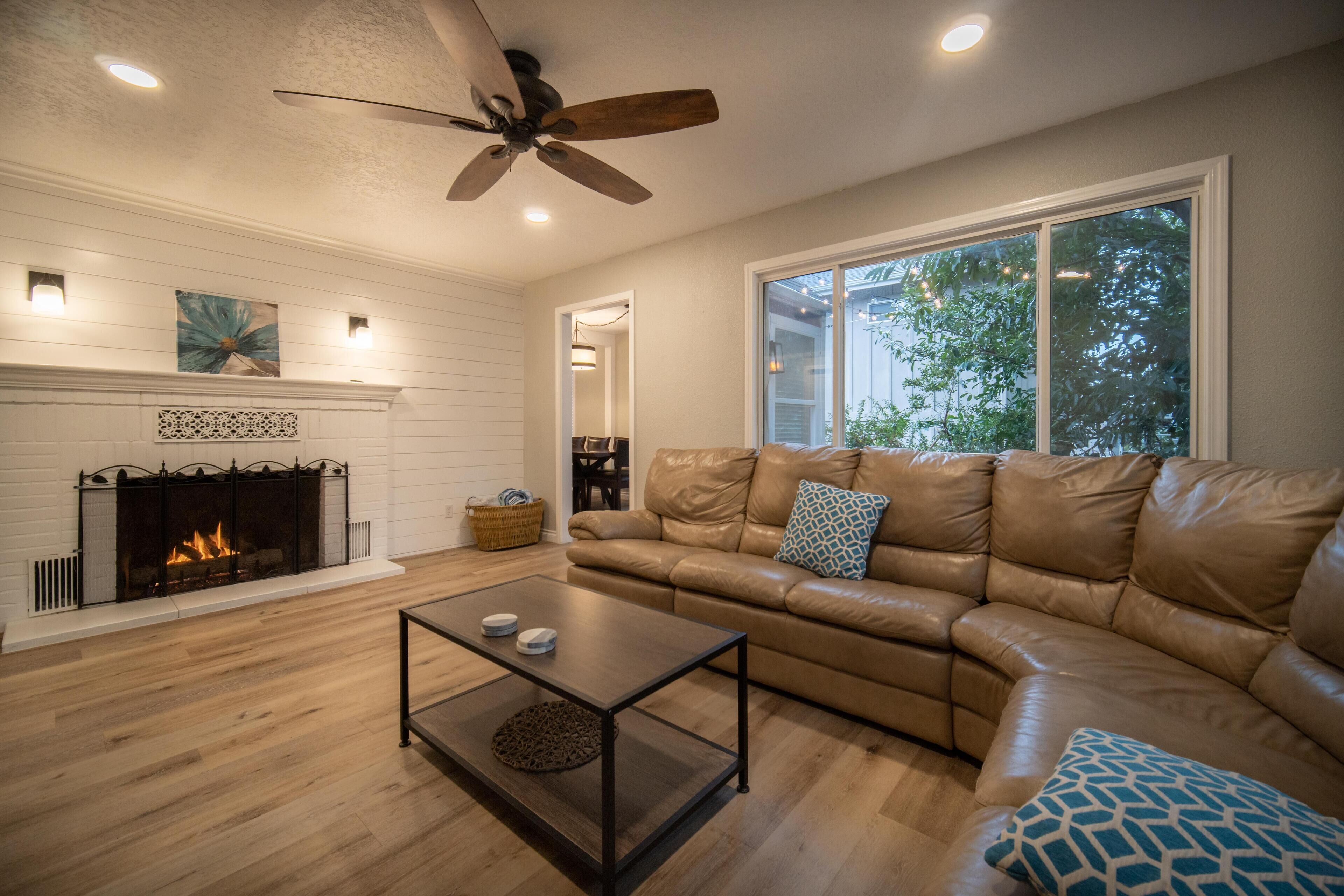 House, 2 Queen Beds (Just Beachy) | Living room