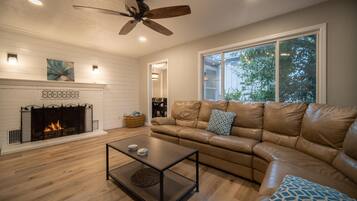 House, 2 Queen Beds (Just Beachy) | Living room