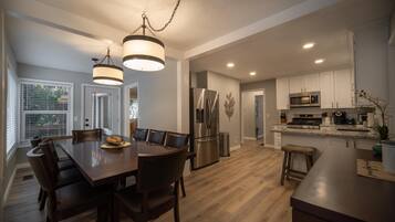House, 2 Queen Beds (Just Beachy) | Private kitchen