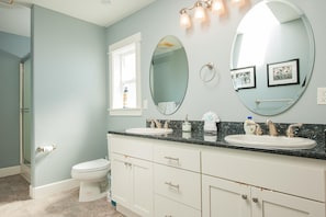 Bathroom - Roads End Light House (Lincoln City)