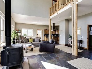 Smart TV, chimenea, reproductor de DVD y libros