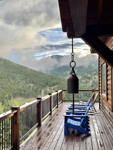 Mountain Liv’n Modern 100% Off-grid Home with Amazing Views