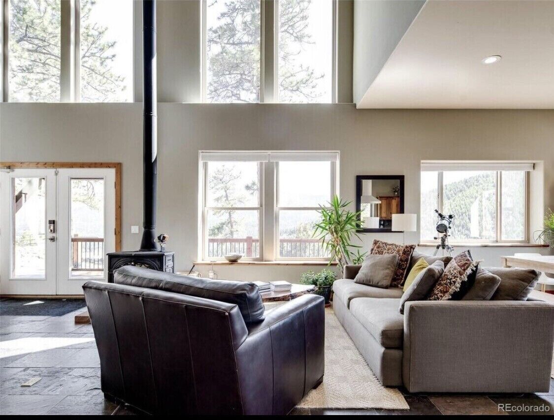 智能电视、壁炉、DVD 播放器、书