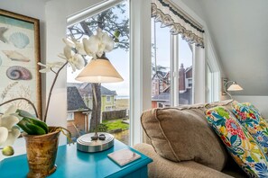 Living area - Sand Dollar Cottage (Seaside)