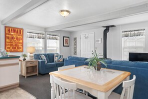 House, 1 Queen Bed with Sofa bed (Sand Dollar Cottage) | Dining - Sand Dollar Cottage (Seaside)