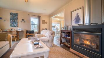 House, Multiple Beds (Serenity Cottage) | Living room