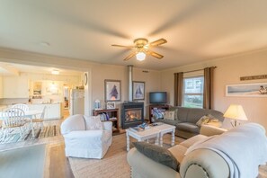 House, Multiple Beds (Serenity Cottage) | Living room - Serenity Cottage (Rockaway Beach)