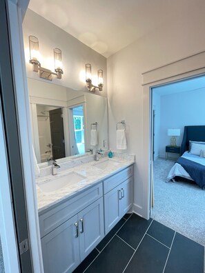 5 bedrooms, iron/ironing board, free WiFi, bed sheets