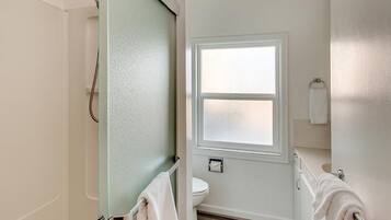 House, Multiple Beds (Steve's Getaway) | Bathroom
