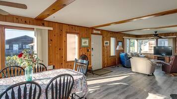 House, Multiple Beds (Steve's Getaway) | Living room