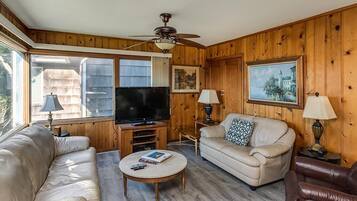 House, Multiple Beds (Steve's Getaway) | Living room