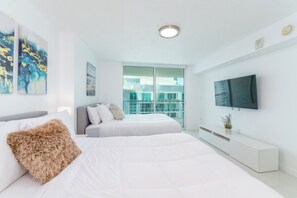 2 habitaciones, escritorio y tabla de planchar con plancha 