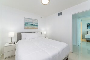 2 chambres, bureau, fer et planche à repasser, lit parapluie