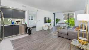 Un apartamento moderno con cocina, comedor y sala de estar.