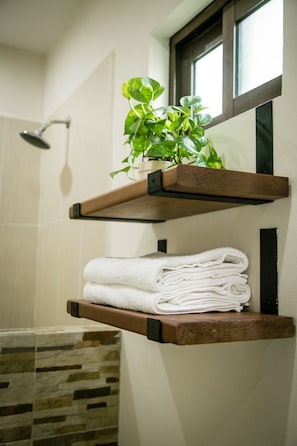 Standard Apartment | Bathroom | Shower, towels