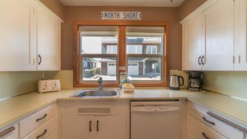 House, Multiple Beds (Surfers Cove) | Private kitchen