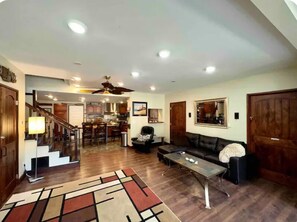 Smart TV, chimenea, tenis de mesa y libros 