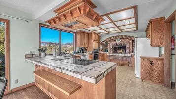 House, Multiple Beds (The Green House) | Private kitchen