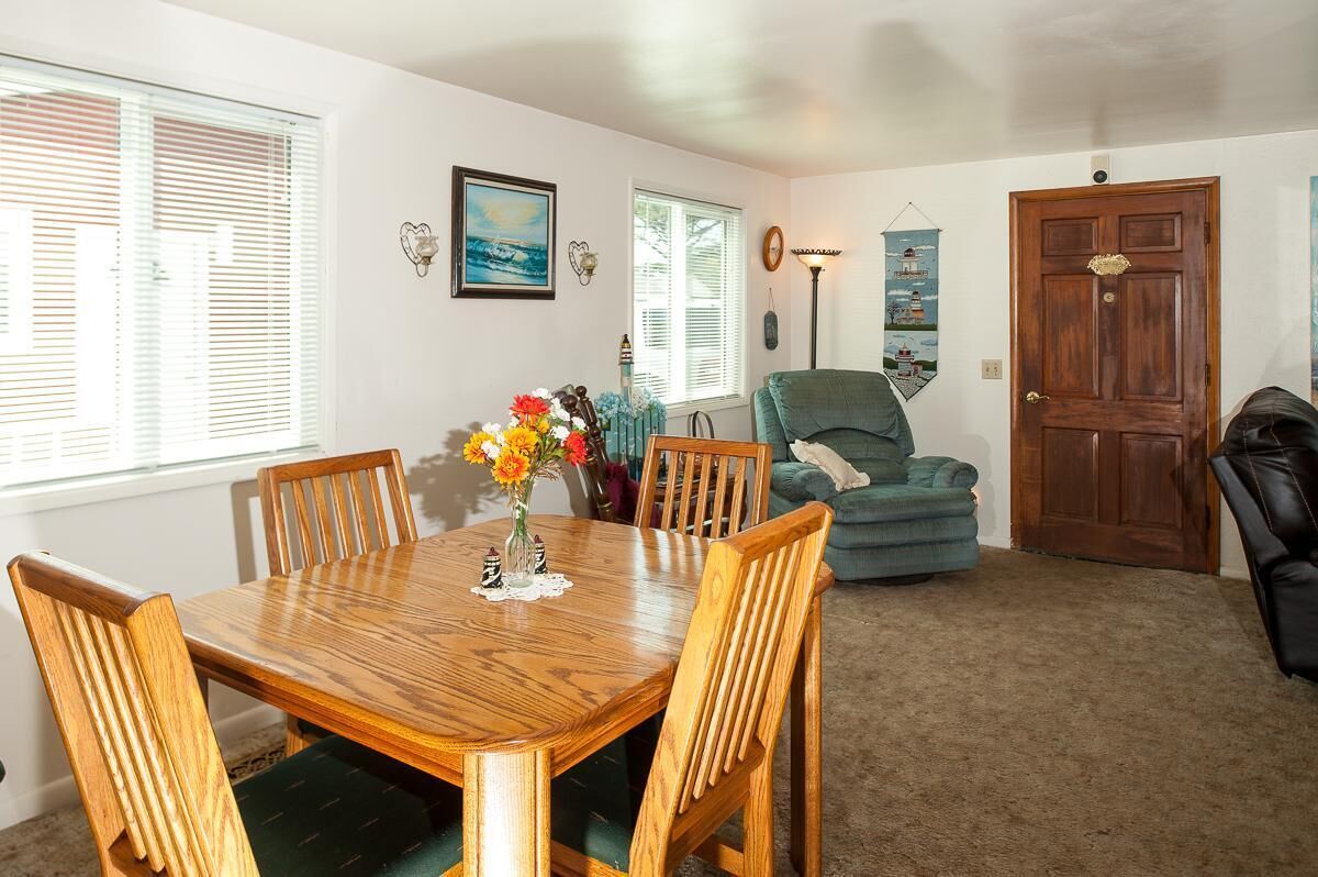 House, Multiple Beds (The Lighthouse in Lincoln City) | Living room