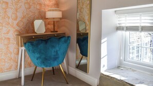 A room with a vanity, a mirror, and a window with blinds. - 1 bedroom accommodation in Dronfield (Dronfield)