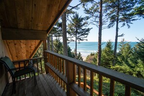 Balcony - The Cedar House (Otter Rock)