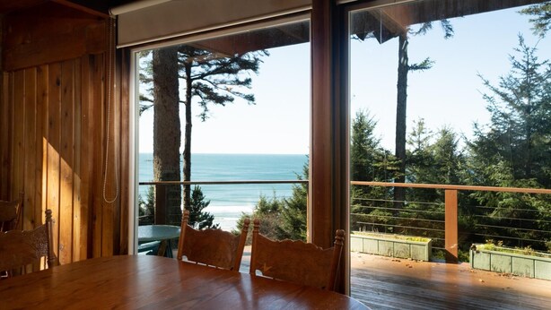 Hus, flere senger (The Cedar House) | Balkong