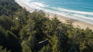 Hus, flere senger (The Cedar House) | Strand