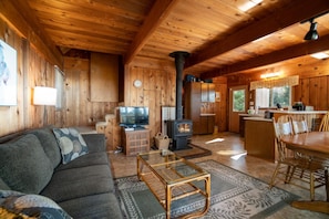 House, Multiple Beds (The Cedar House) | Living room